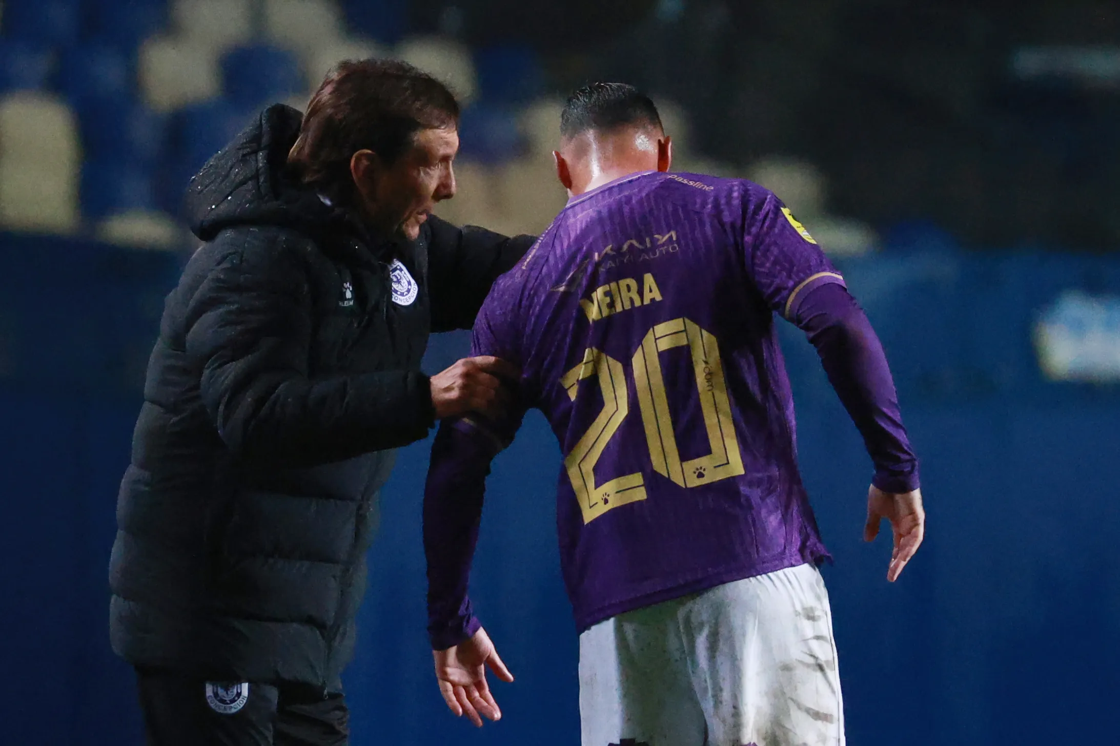 Fernando Díaz le da indicaciones a Jorge Henríquez, uno de los buenos valores en el repunte lila. (Eduardo Fortes/Photosport).