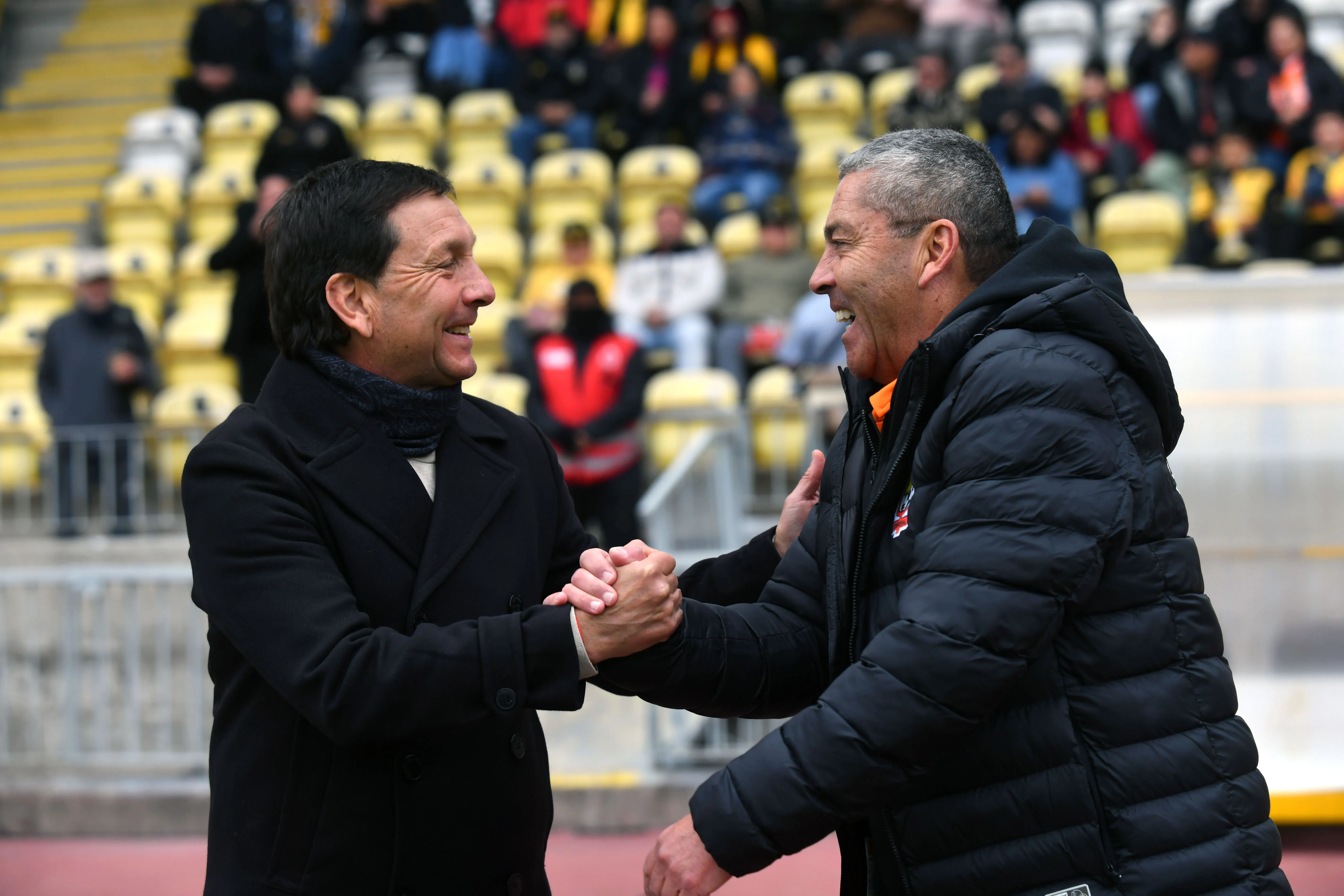 Fernando Díaz saluda afectuosamente a Gustavo Huerta. (Alejandro Pizarro Ubilla/Photosport).