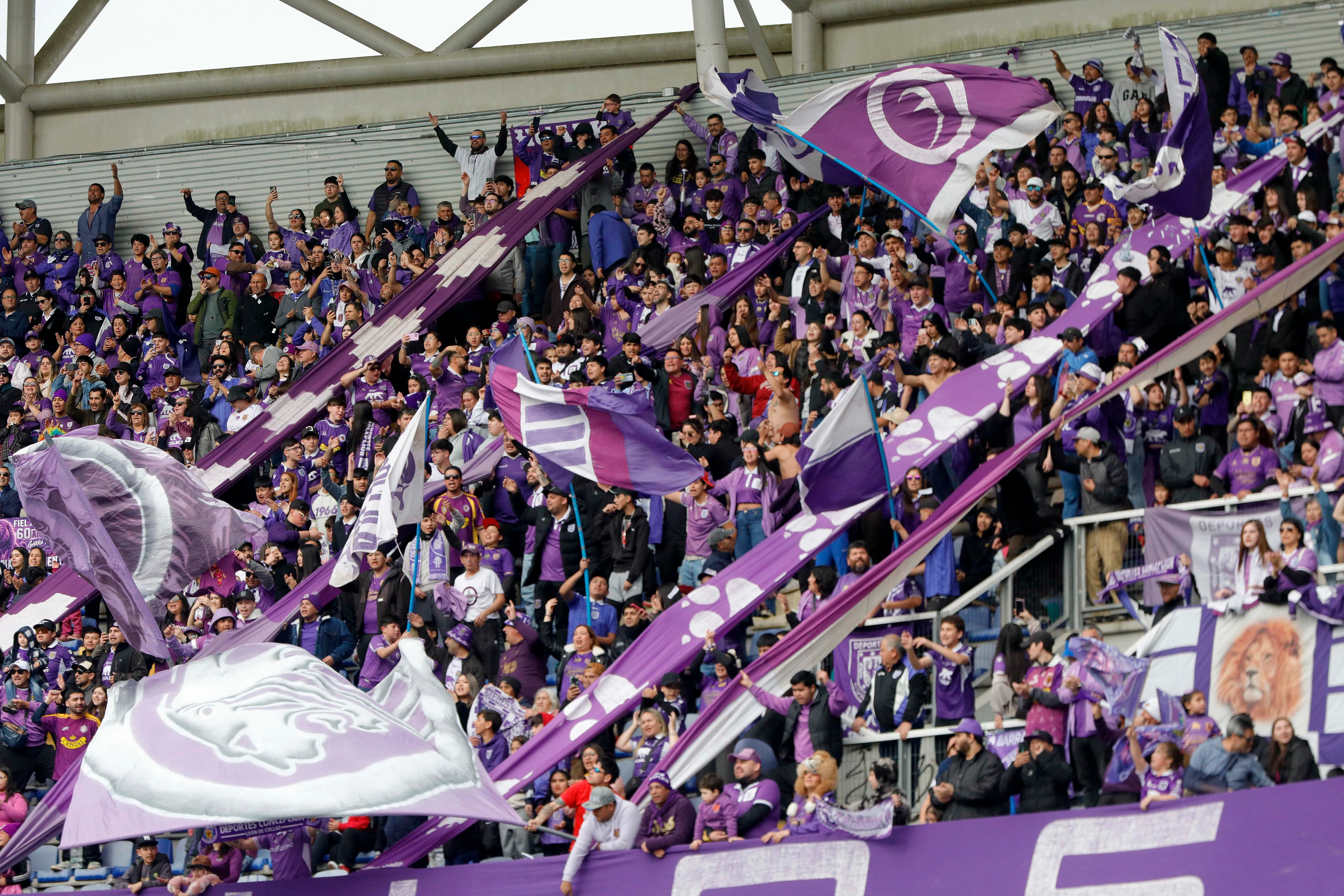 La hinchada lila, siempre presente para apoyar al equipo. (Marco Vazquez/Photosport).