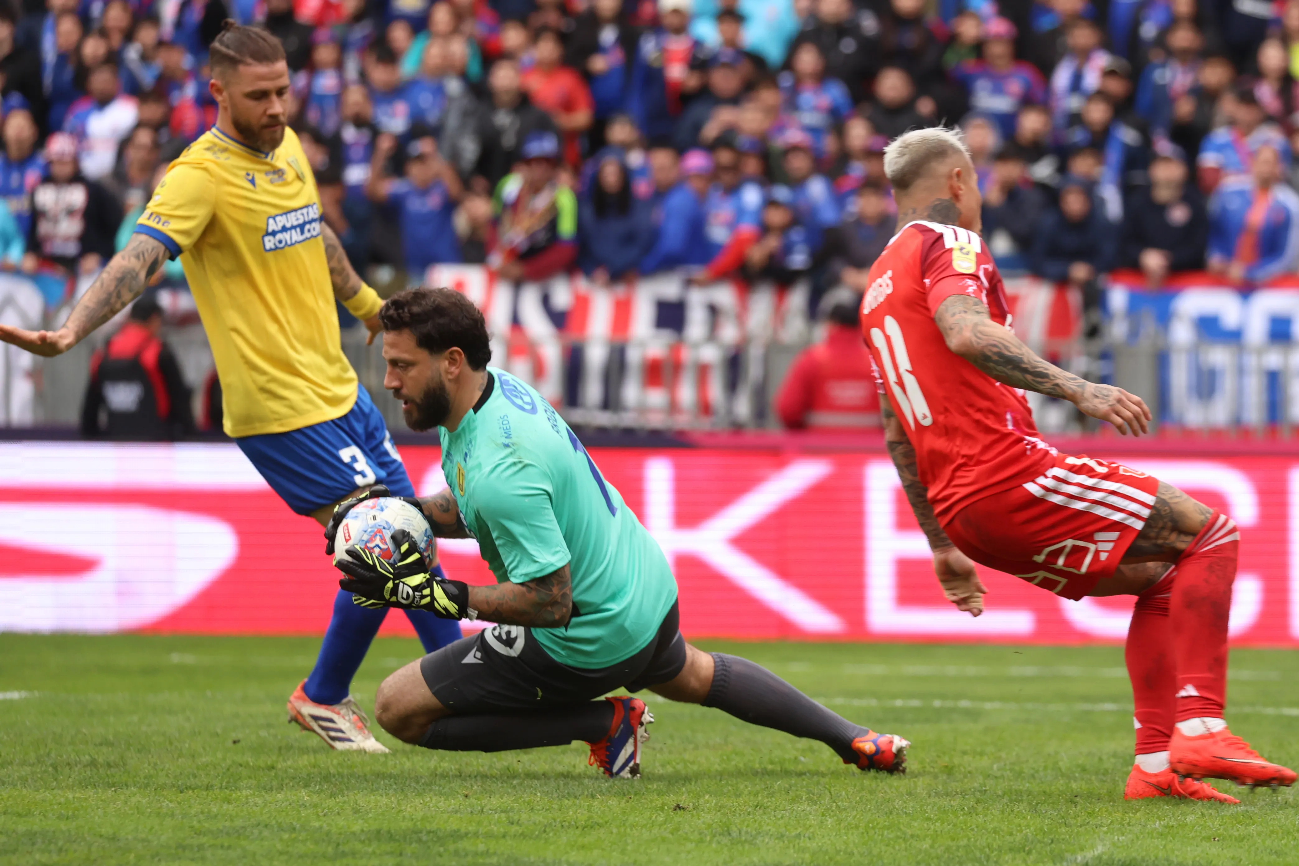 Jorge Broun se ganó una roja cuando la U de Conce ya había agotado los cambios. (Eduardo Fortes/Photosport).