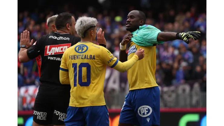 Waterman terminó en el arco en el partido ante la U.