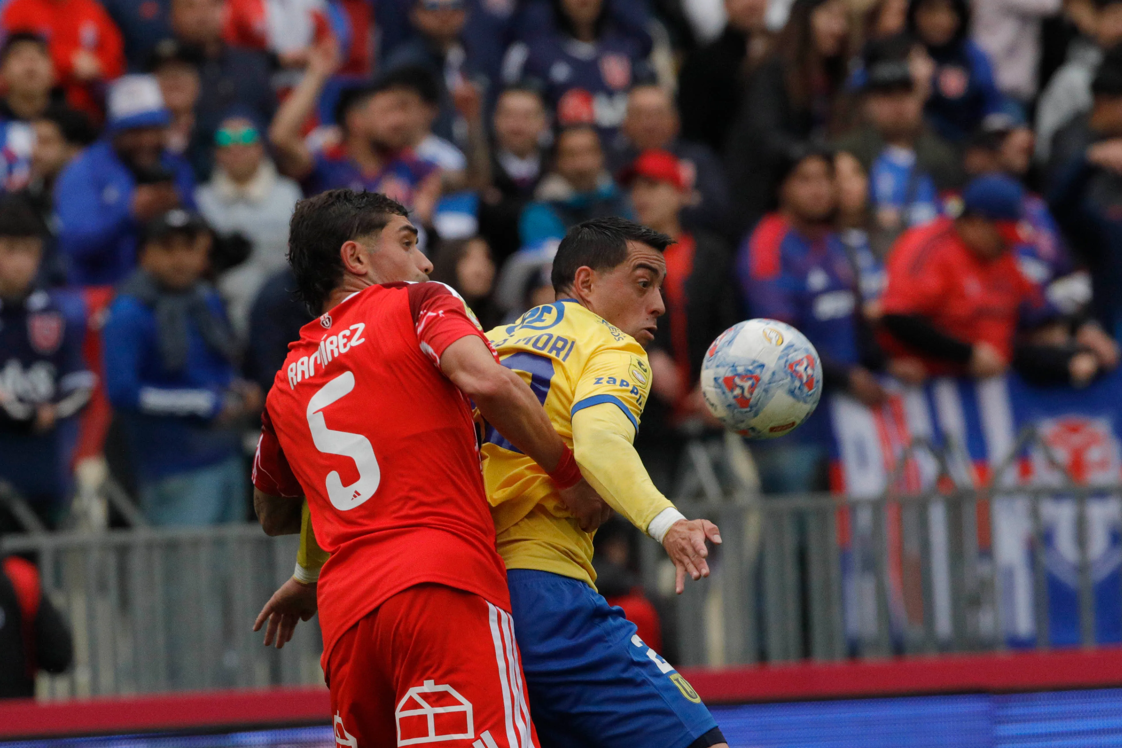 Nicolás Ramírez intenta marcar a Rogelio Funes Mori. (Marco Vázquez/Photosport).