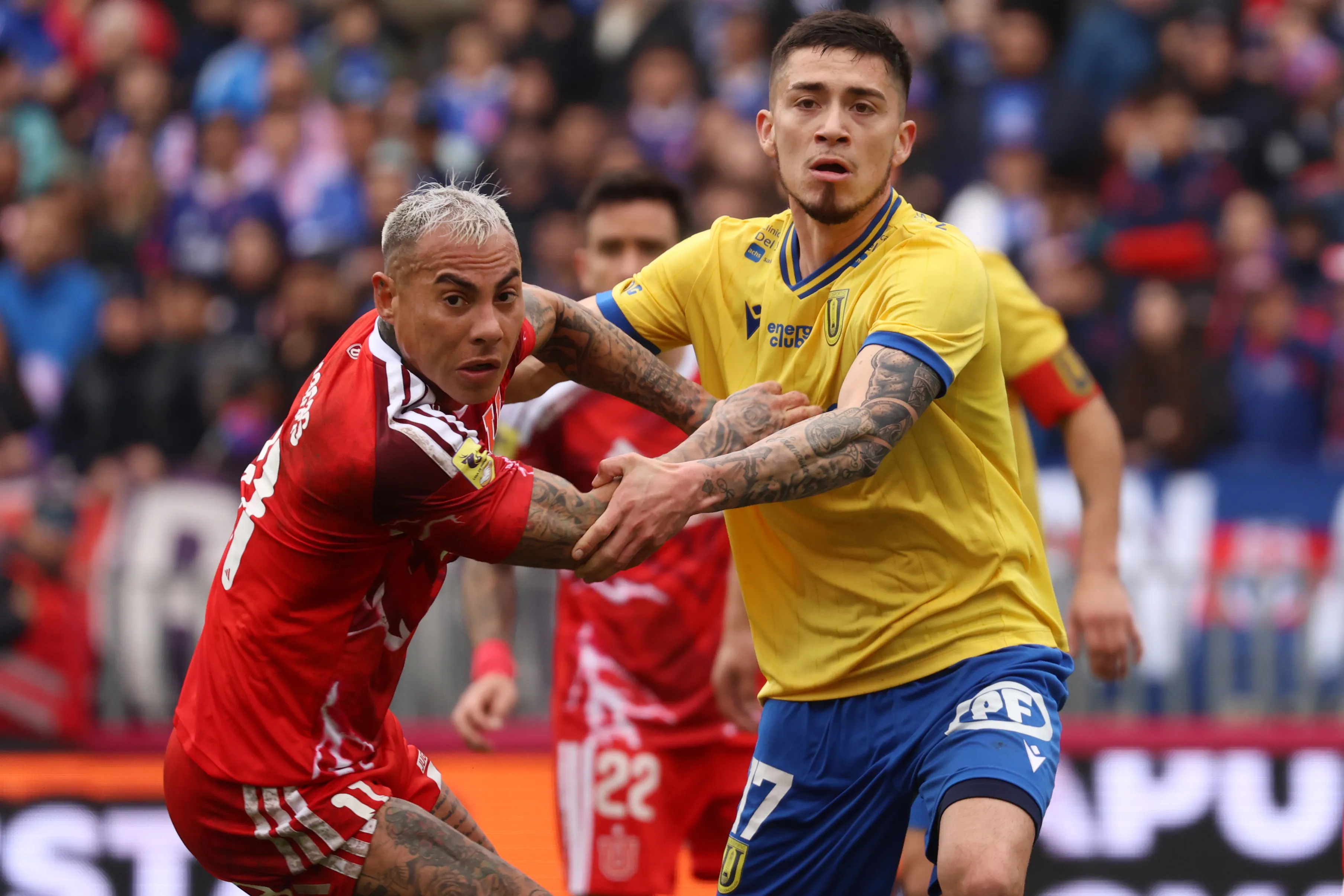 Moisés González marca a Eduardo Vargas en la victoria del Campanil frente al Bulla. (Eduardo Fortes/Photosport).