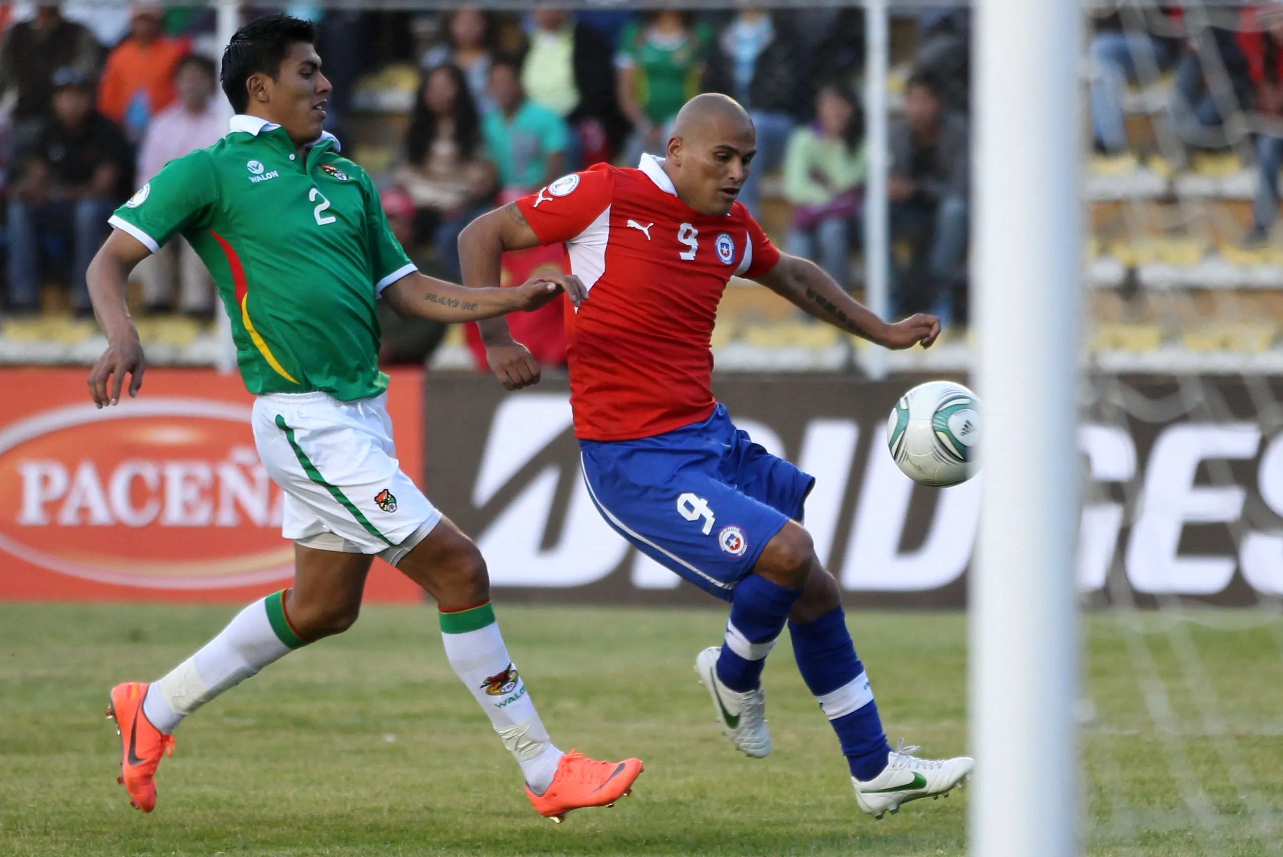 Chupete Suazo jugando en las eliminatorias rumbo a Brasil 2014
