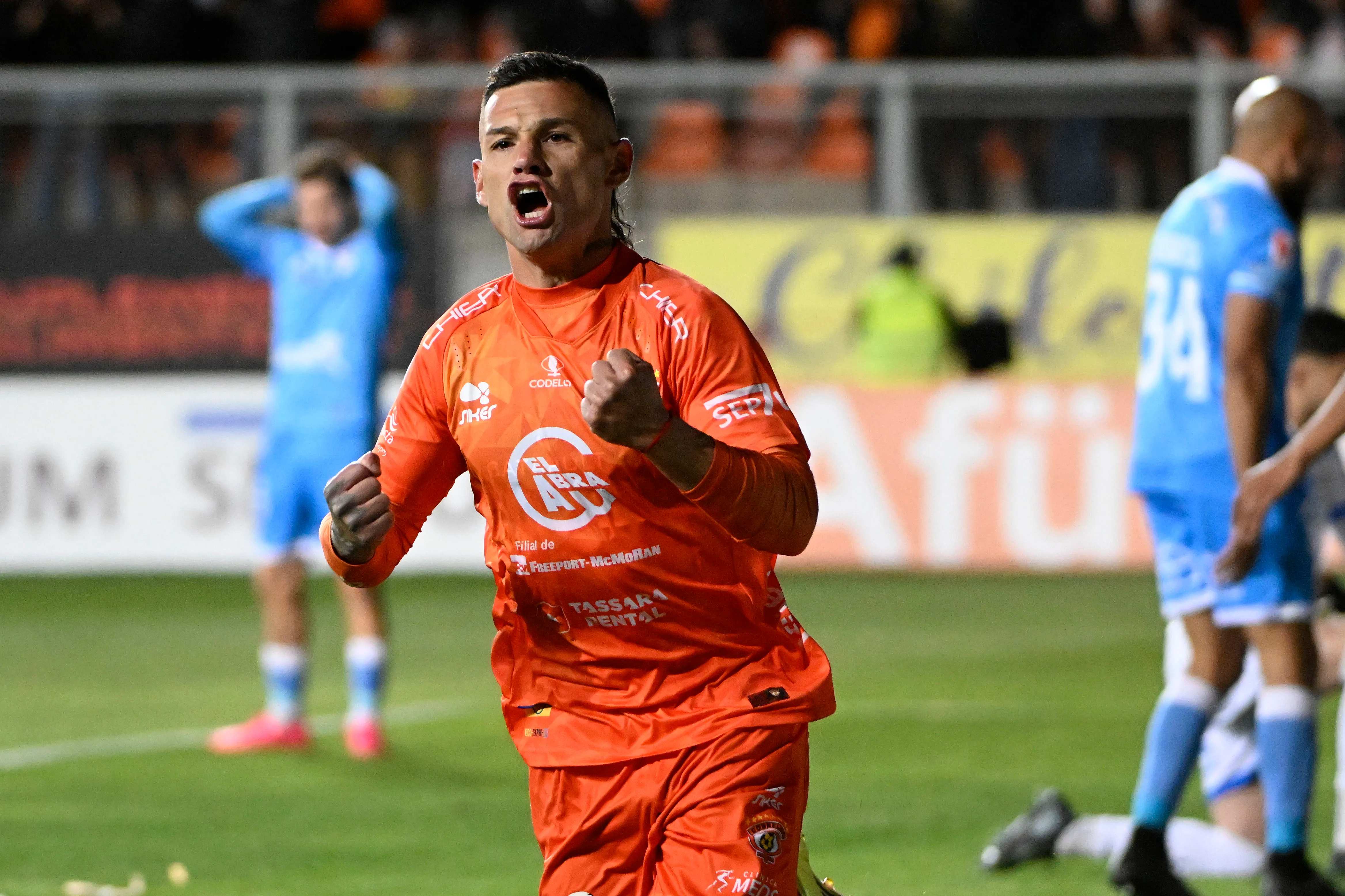 Facundo Velazco celebra el gol de Cobreloa ante San Marcos de Arica