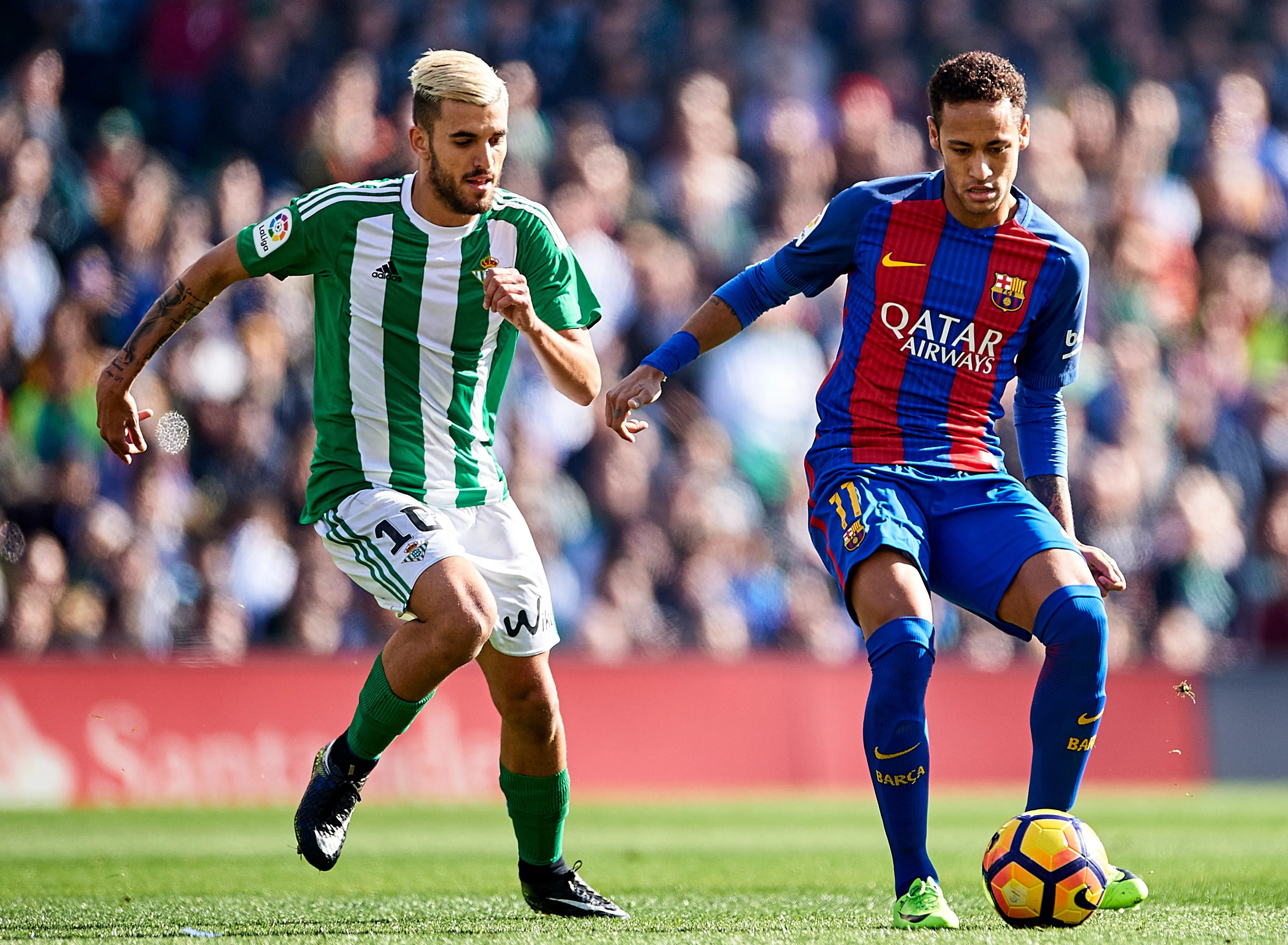 Dani Ceballos lucha un balón contra Neymar en un duelo entre Betis vs Barcelona. (Aitor Alcalde/Getty Images).