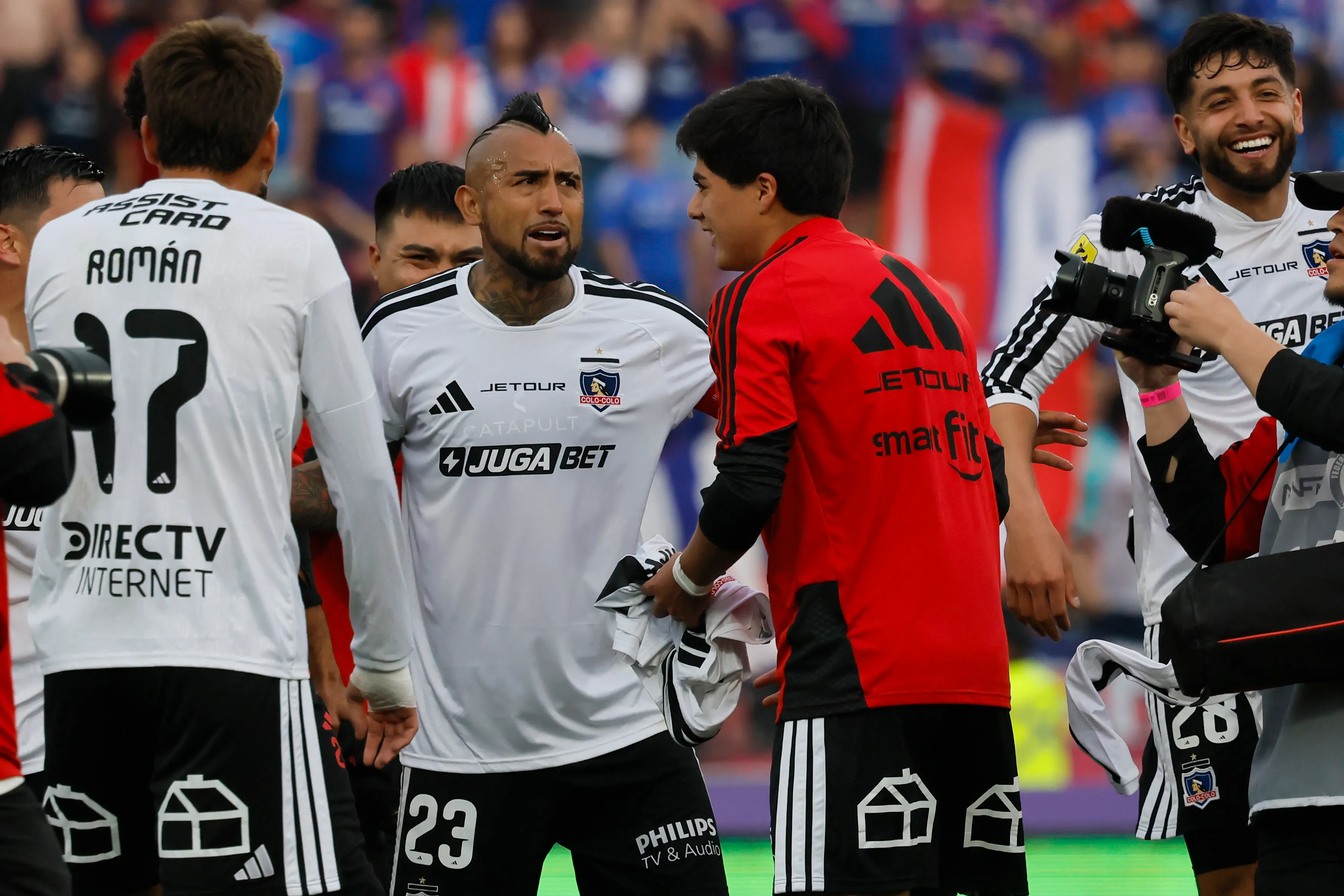 Arturo Vidal ha sido importante para Iván Román, según declaró el “17” de los albos. (Andrés Piña/Photosport).