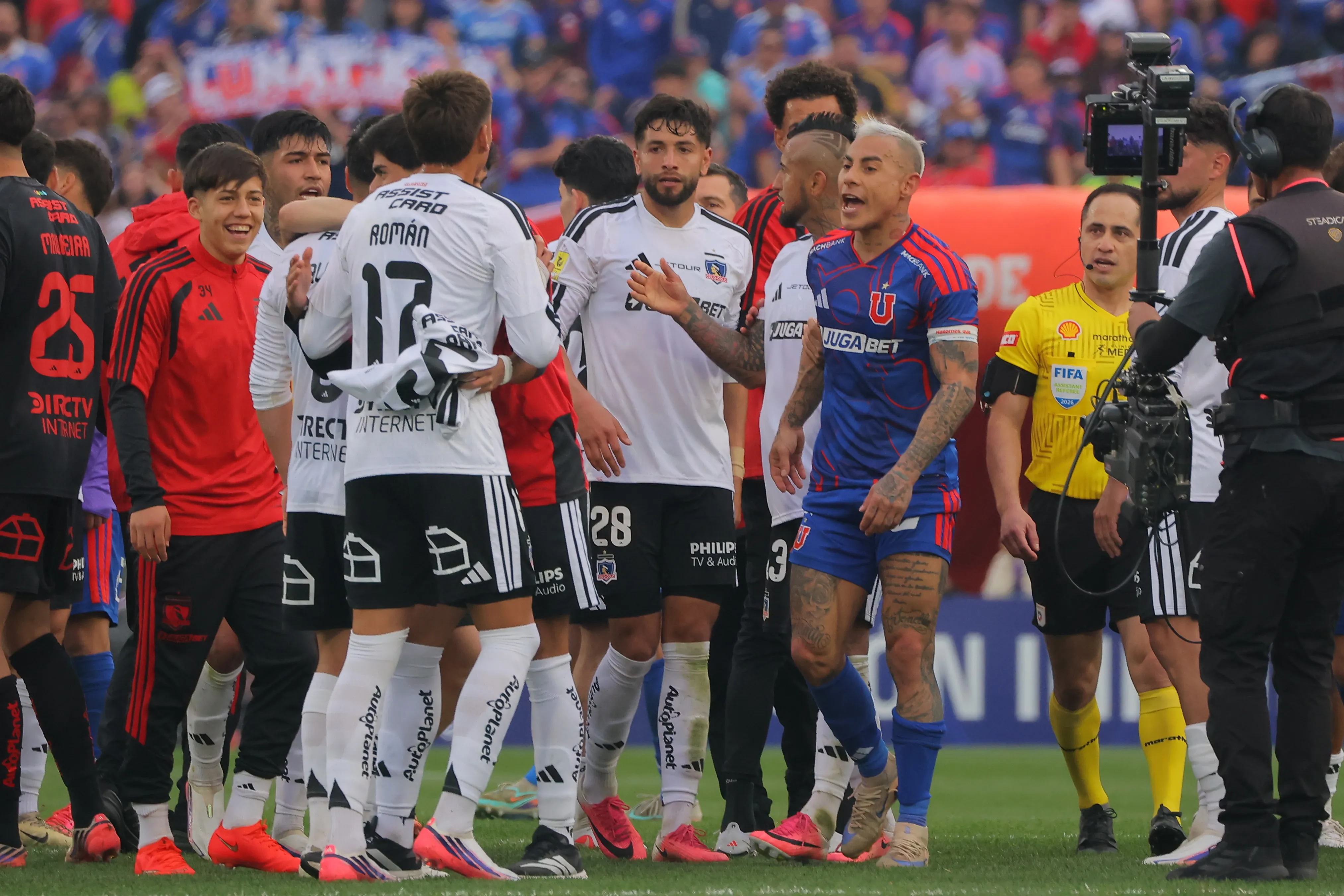 Román y un entredicho con Eduardo Vargas en el Superclásico. (Luis Quinteros/Photosport).