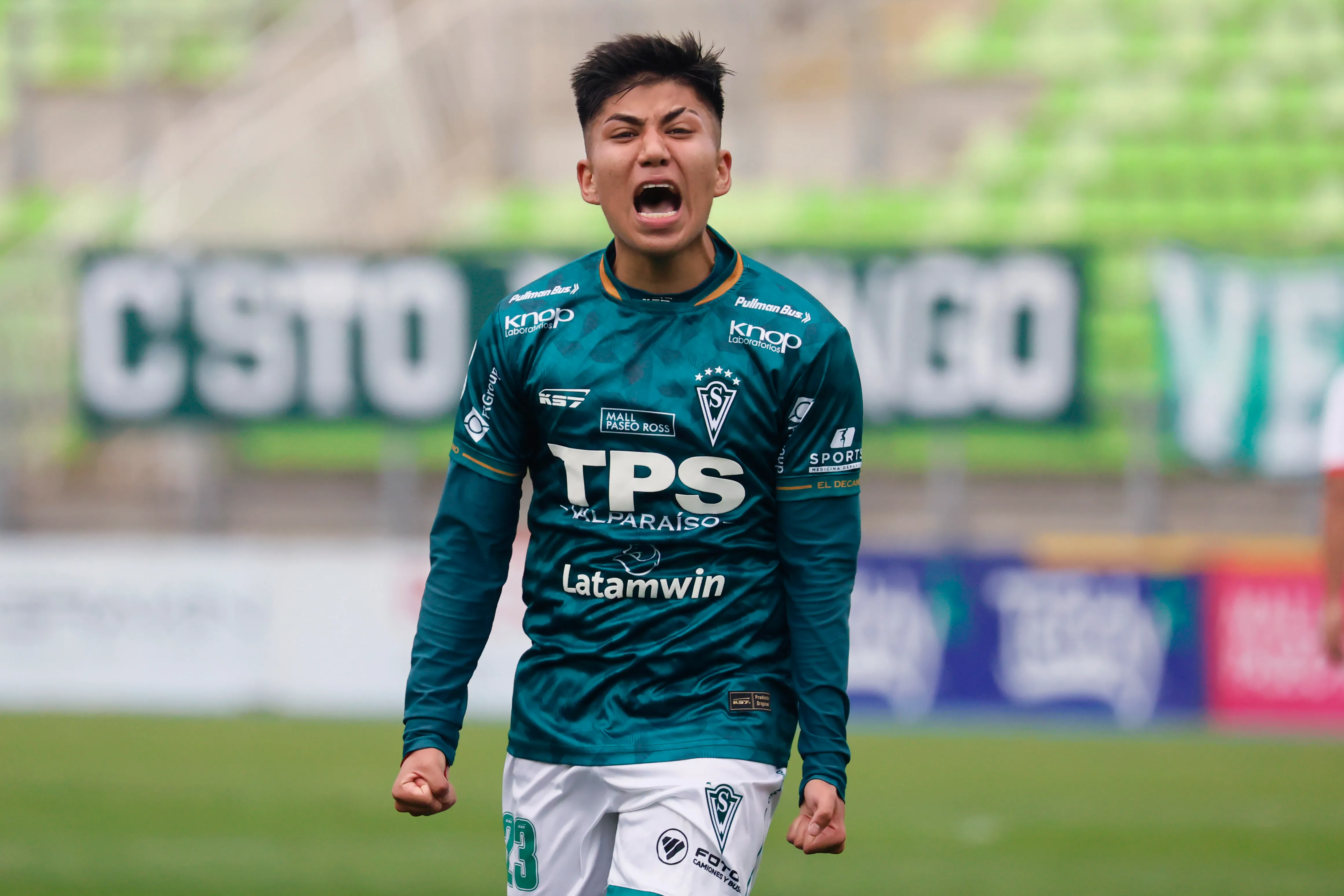 Ignacio Flores celebró así su primer gol en el equipo adulto de Wanderers. (Sebastian Cisternas/Photosport).