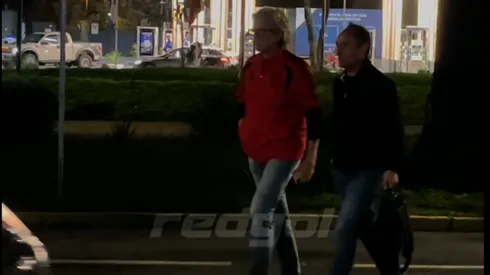 Daniel Morón y Jaime Pizarro cruzando a la mala la calle.
