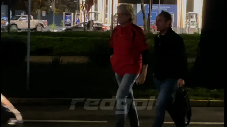 Daniel Morón y Jaime Pizarro cruzando a la mala la calle.