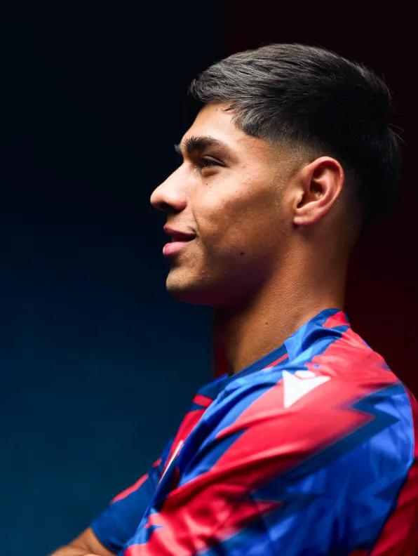 La primera fotografía de Darío Osorio en su nuevo club, el Crystal Palace. (@CPFC).
