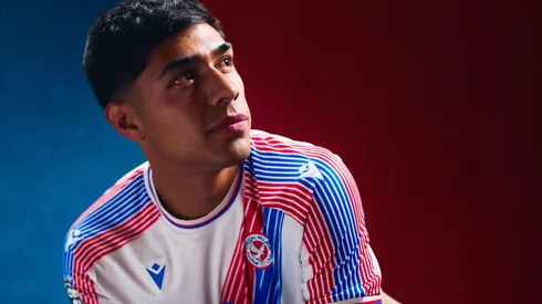 Darío Osorio luce la tenida del Crystal Palace, su nuevo club.