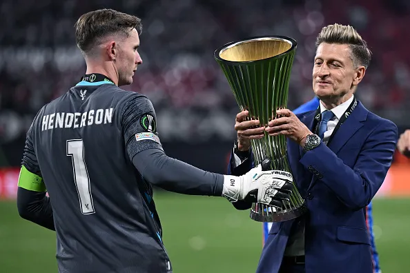 Steve Parish levanta la Conference League junto a Dean Henderson, arquero del Crystal Palace. (Getty Images).