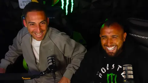 Javier Correa junto a Arturo Vidal tras conocer su sanción.