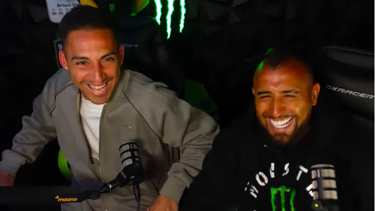 Javier Correa junto a Arturo Vidal tras conocer su sanción.