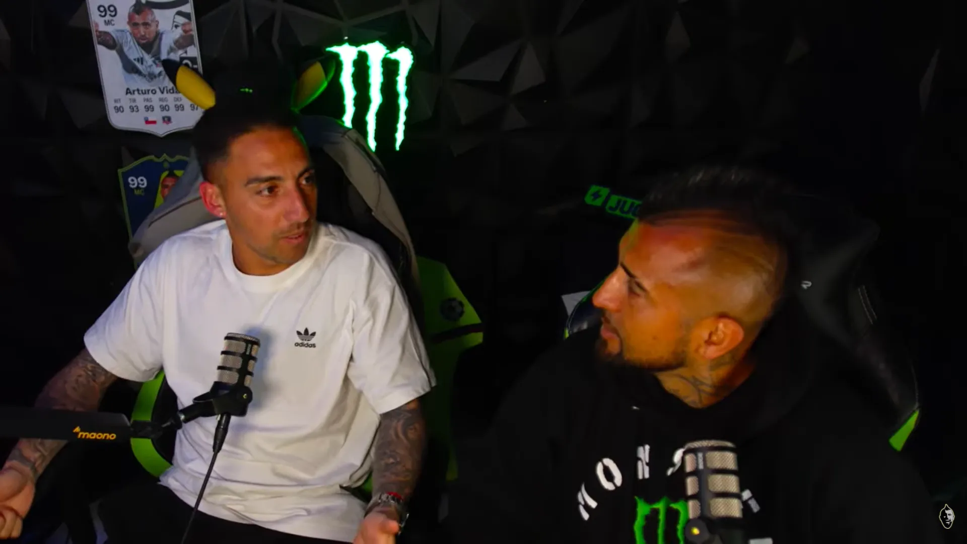 Otra imagen de Javier Correa junto a Arturo Vidal. (Captura El Reinado de Vidal).