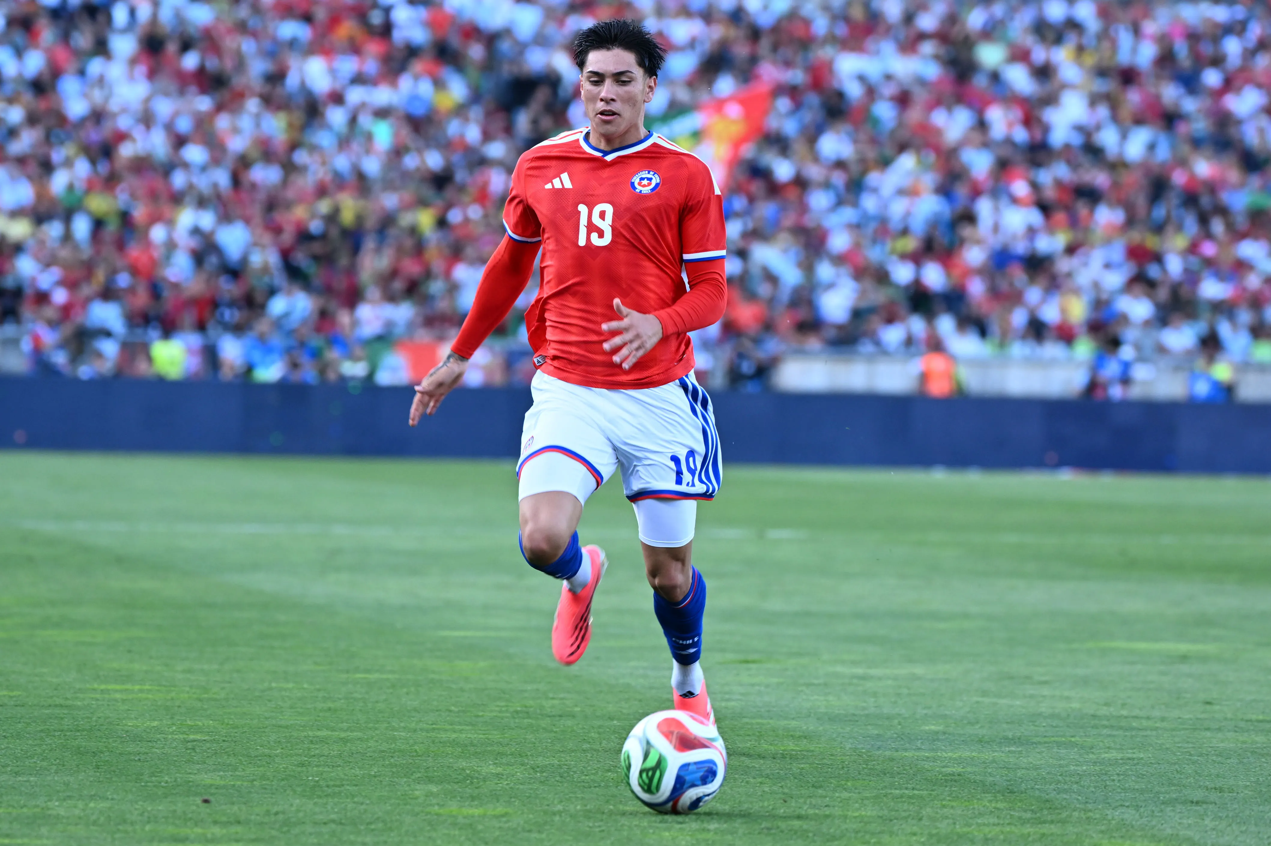Maximiliano Gutiérrez en acción por la selección chilena frente a Portugal. (Zed Jameson/Photosport).