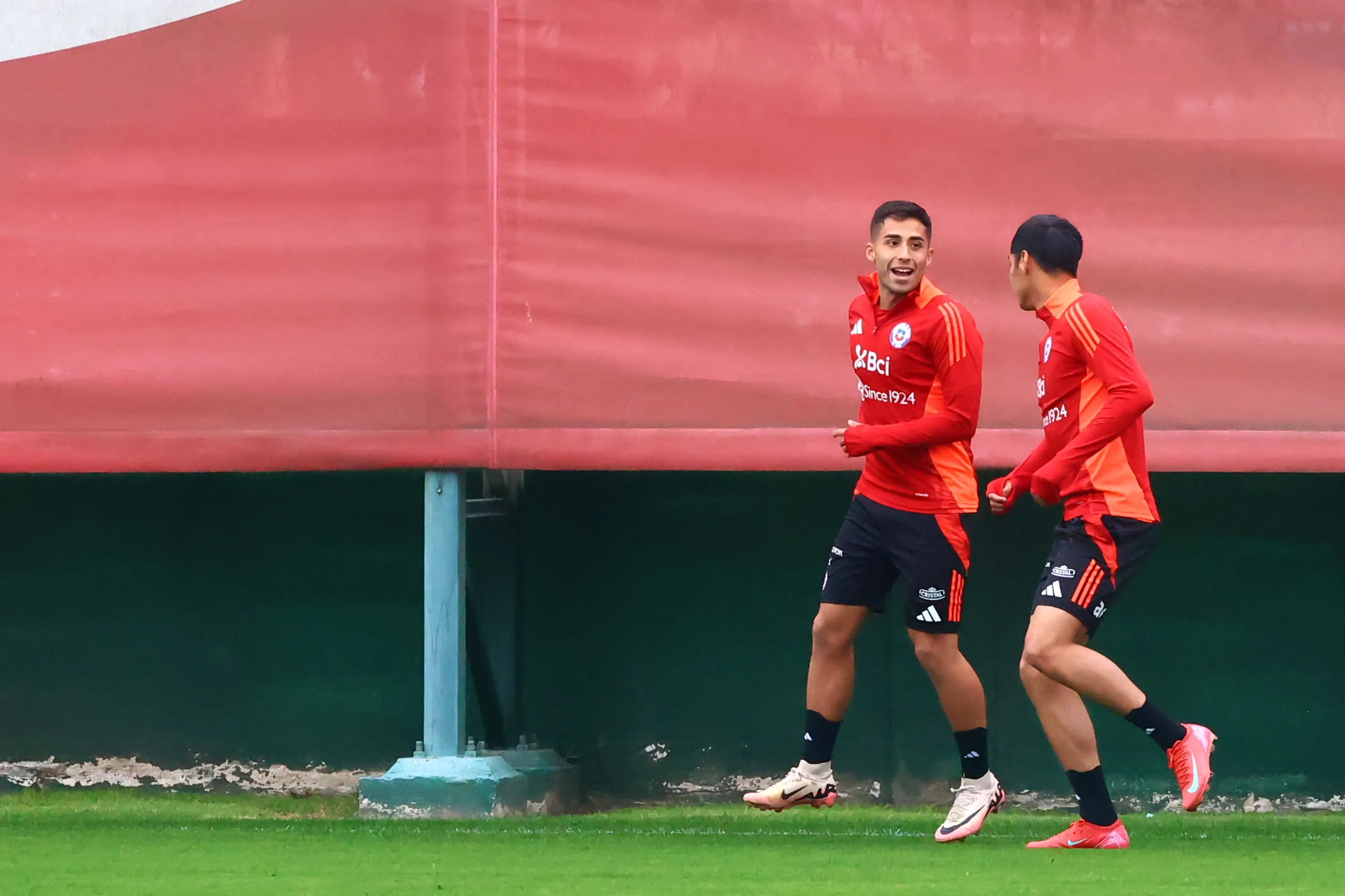 Lucas Assadi junto a Darío Osorio en la selección chilena. Foto: Jonnathan Oyarzun/Photosport