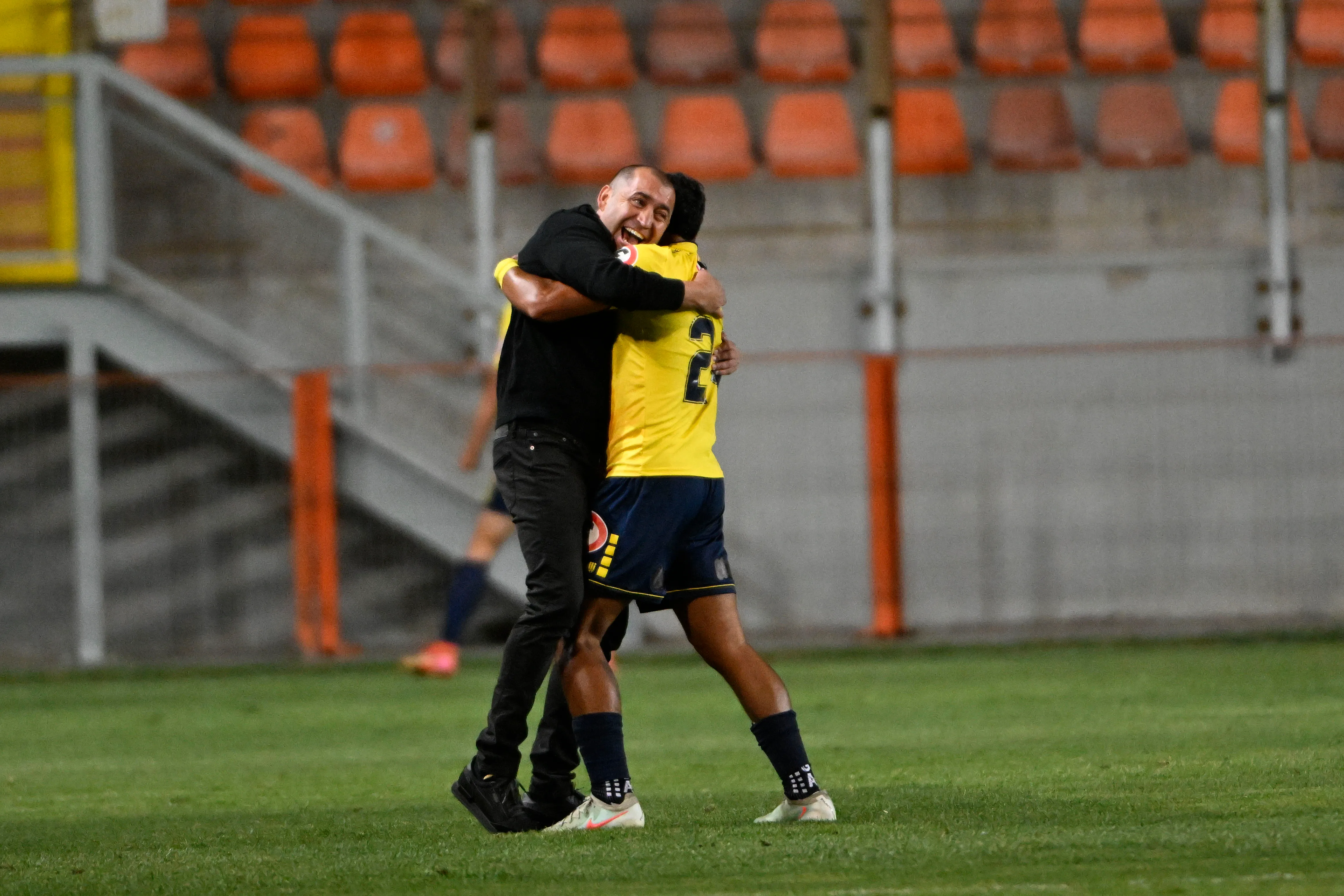 La Nona Muñoz celebra con Álvaro López en Calama. (Pedro Tapia/Photosport).