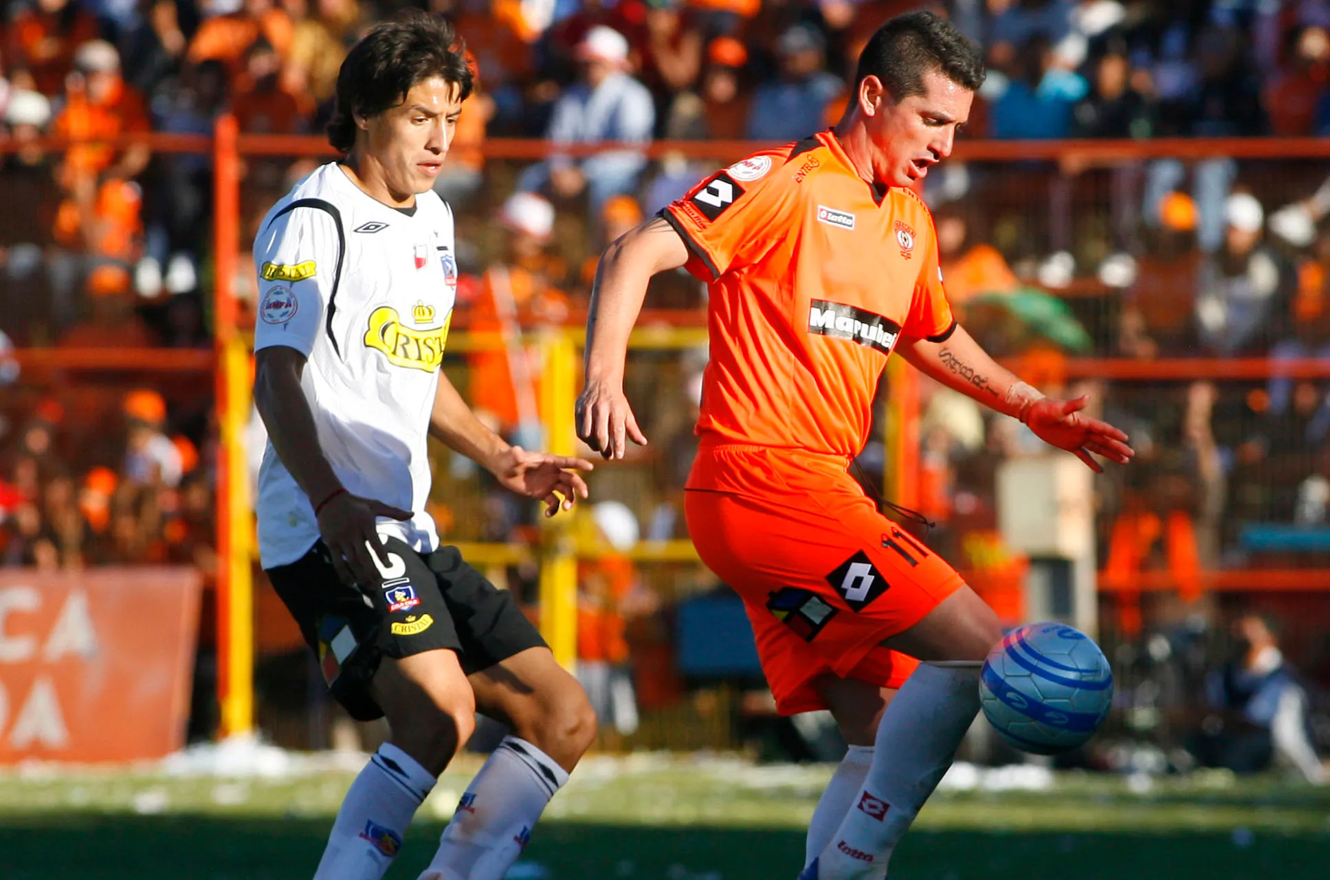Rodrigo Mannara espera la marca de Nelson Cabrera en un duelo entre Cobreloa vs Colo Colo. (Andrés Piña | Photosport).