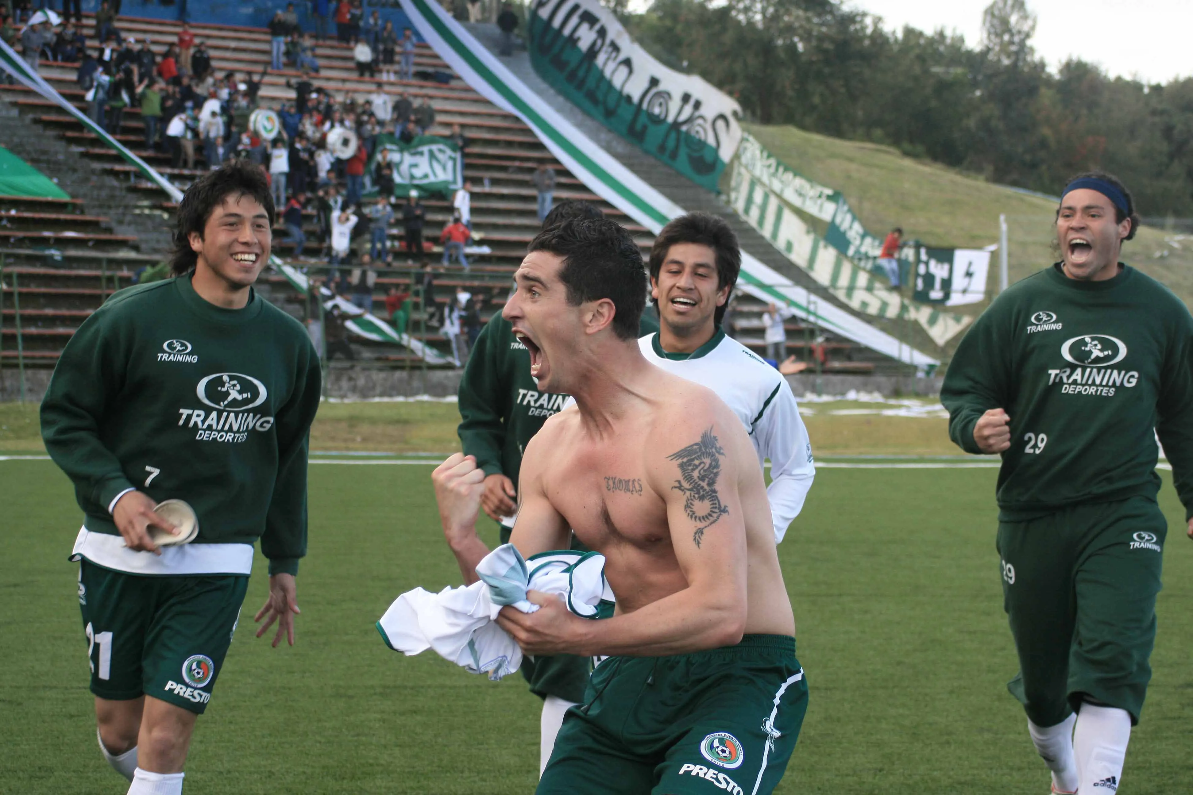 Así celebró Rodrigo Mannara uno de sus goles en Deportes Puerto Montt. (Photosport).