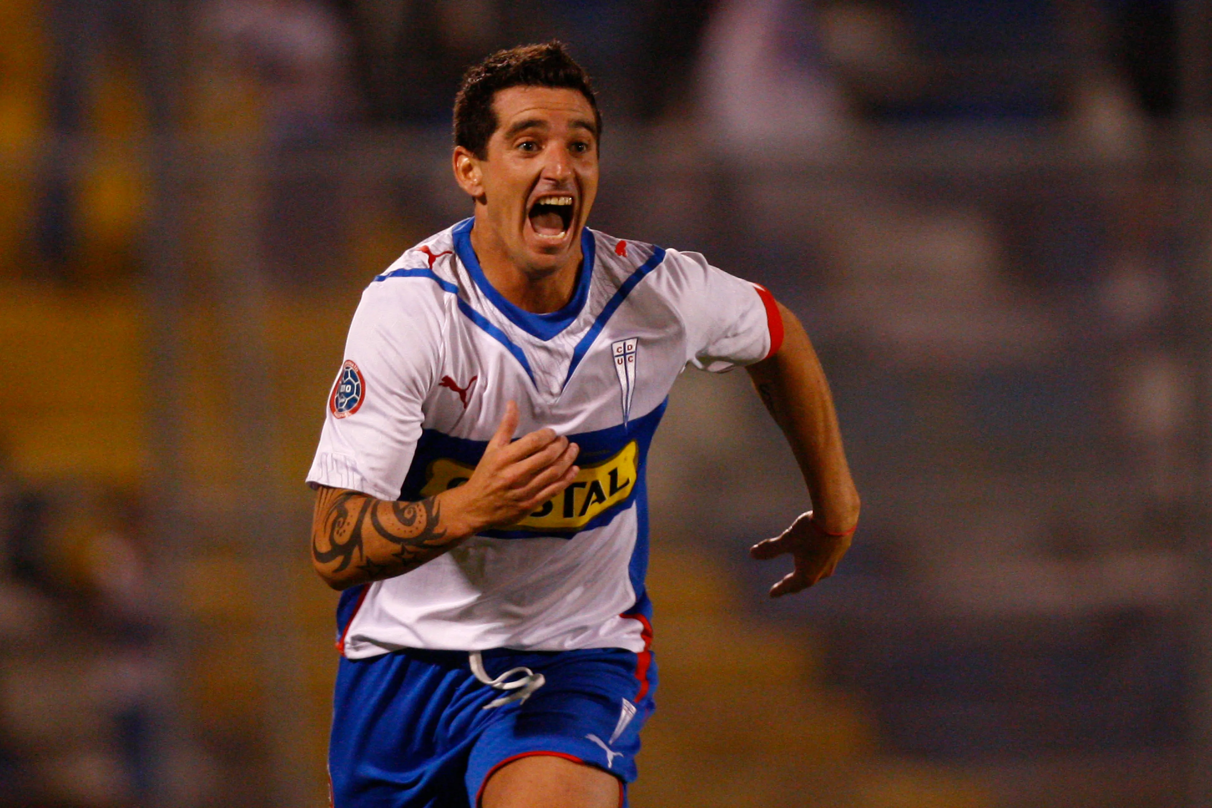 Rodrigo Mannara celebra uno de los goles que marcó en la Católica. (Marcelo Hernández | Photosport).