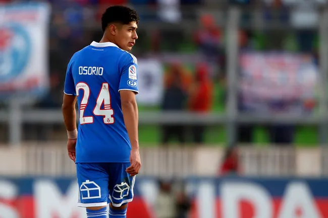 Darío Osorio debutó profesionalmente en la U con el 24 en el 2022. | Foto: Photosport.