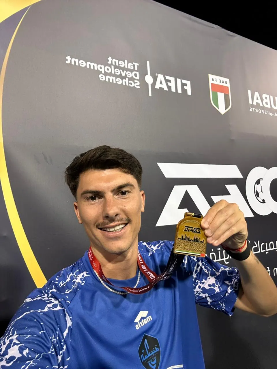 Santiago Salaberry con la medalla de campeón de la DOFA Cup. (Cedida).