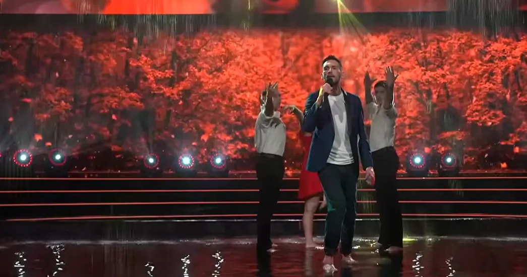 Mauricio Pinilla tuvo una particular interpretación de Miguel Bose en “Fiebre de Canto”. Foto: Captura CHV.