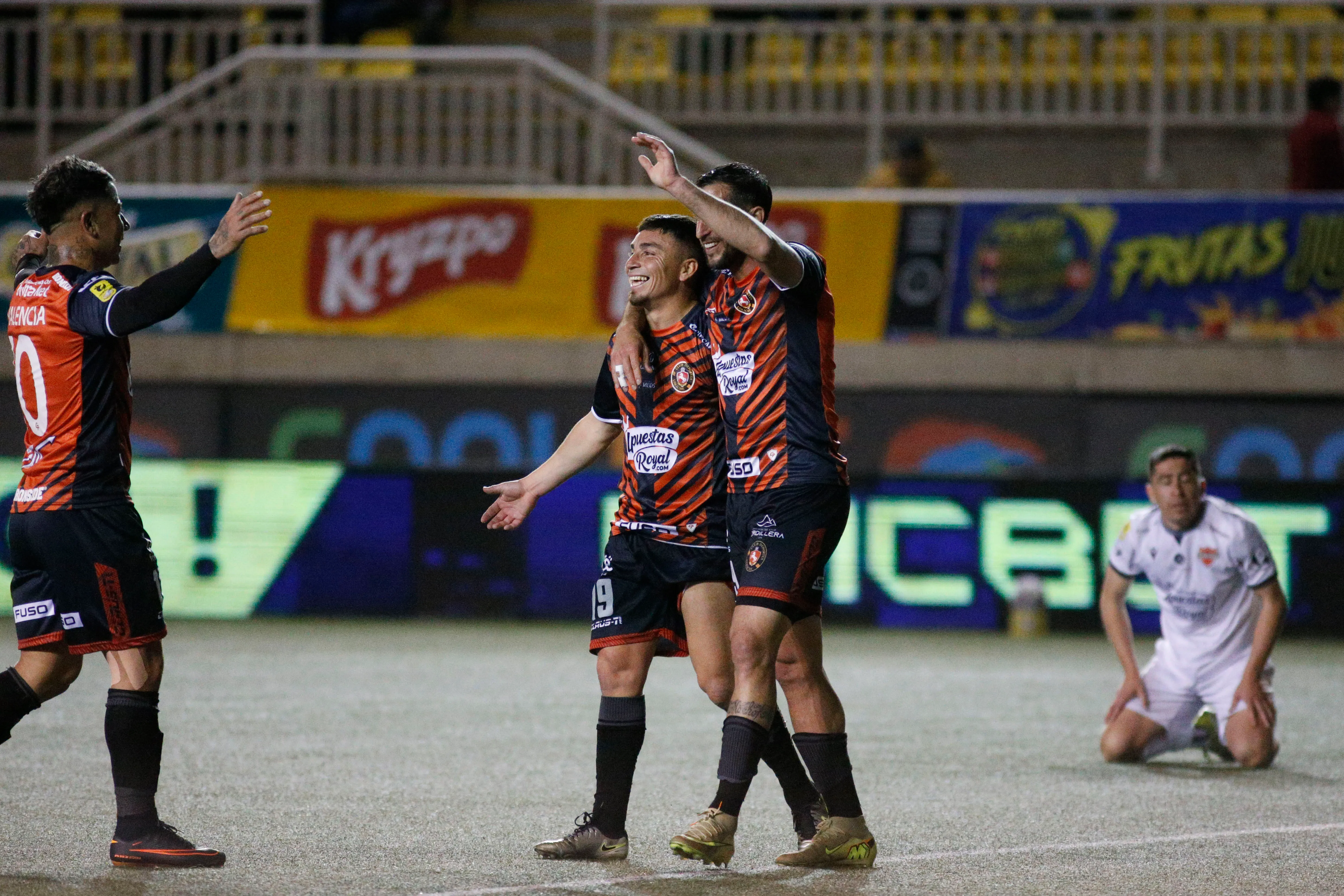 Gonzalo Sosa celebra junto a Daniel Castro el 1-0 parcial de Limache. (Manuel Lema/Photosport).