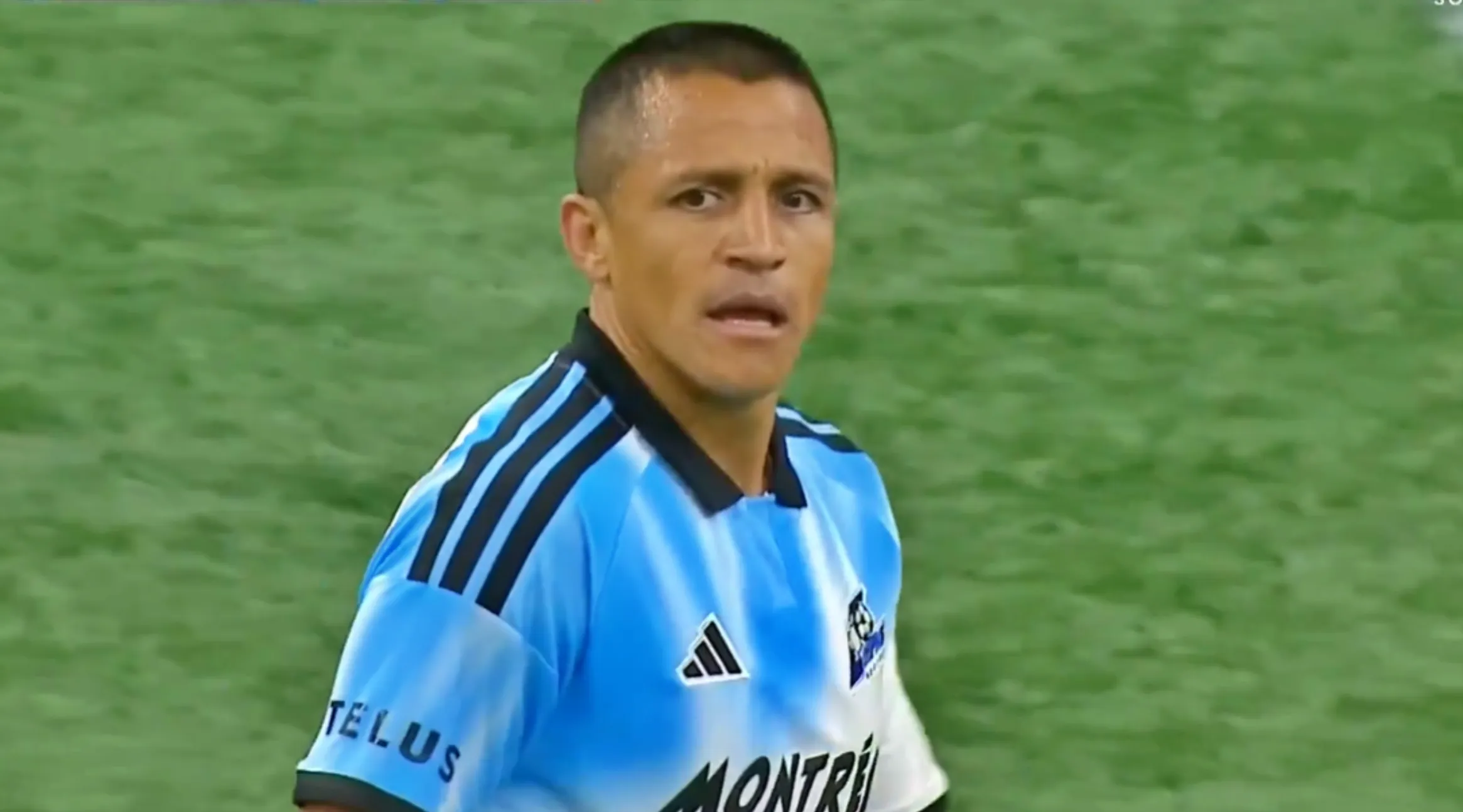 Alexis pudo anotar su primer gol en Canadá, pero se lo anularon.