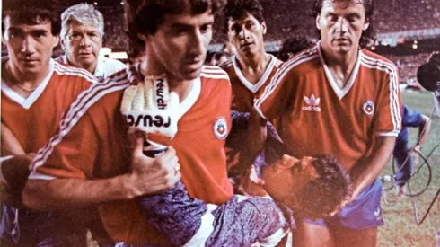 Roberto Rojas es retirado por sus compañeros tras el Maracanazo