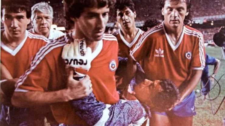 Roberto Rojas es retirado por sus compañeros tras el Maracanazo