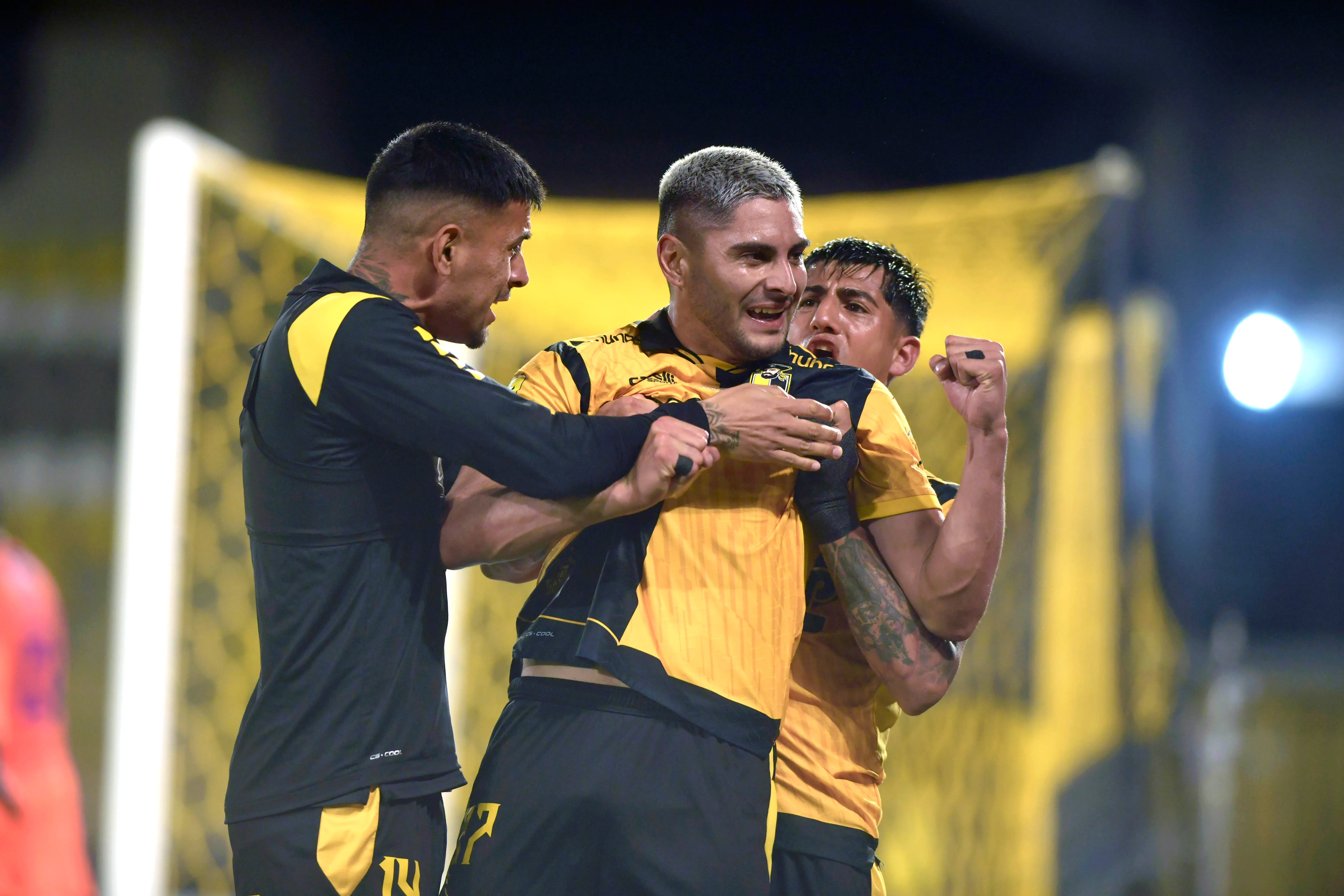 Así festejó Coquimbo Unido el gol de Luis Riveros ante el Campanil. (Alejandro Pizarro Ubilla/Photosport).