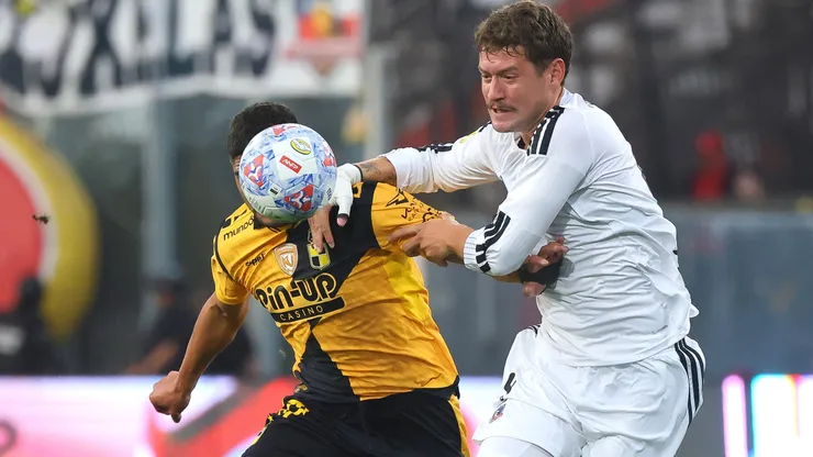 Este atacante paraguayo chileno lucha un balón con Joaquín Sosa, pilar del Cacique que apunta a ser campeón.