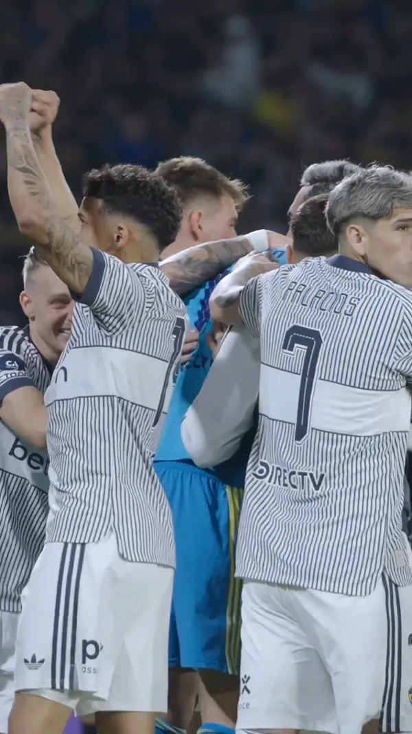 Palacios se sumó a las felicitaciones para Álvaro Montero, quien tapó el penal de Dilan Godoy que le dio la victoria a Boca. (Captura).