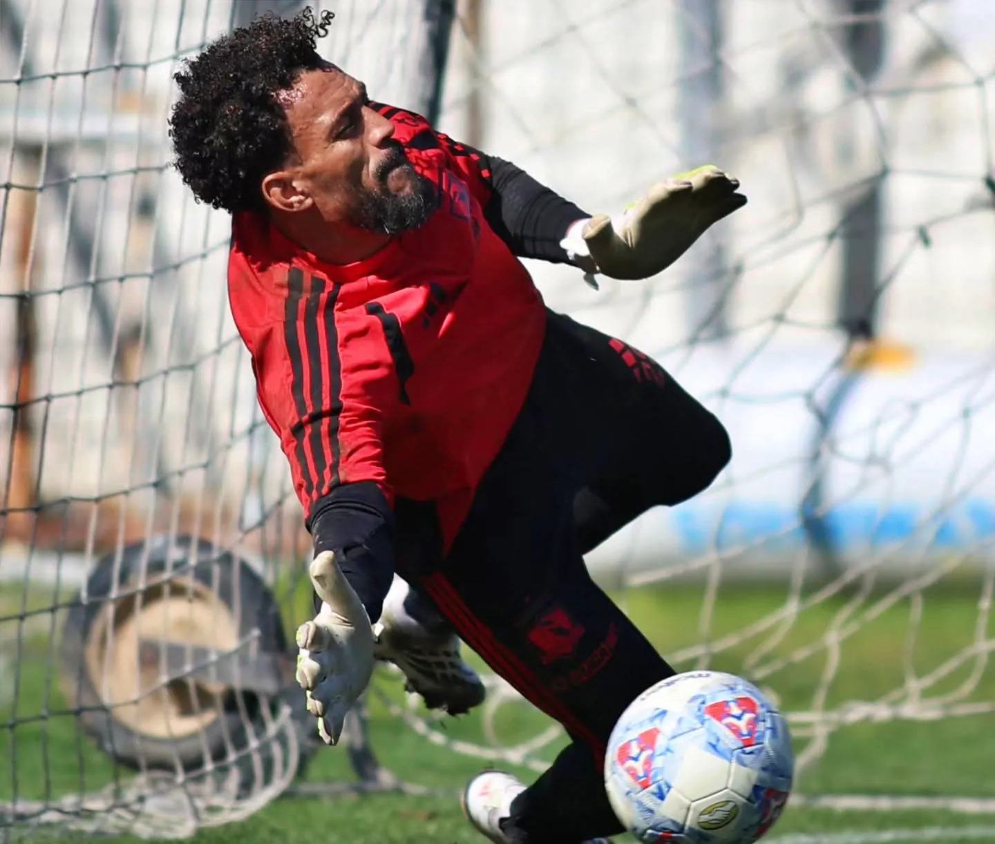 Vozinha apareció en el equipo titular del Cacique en la práctica de hoy jueves. | Foto: Colo Colo.