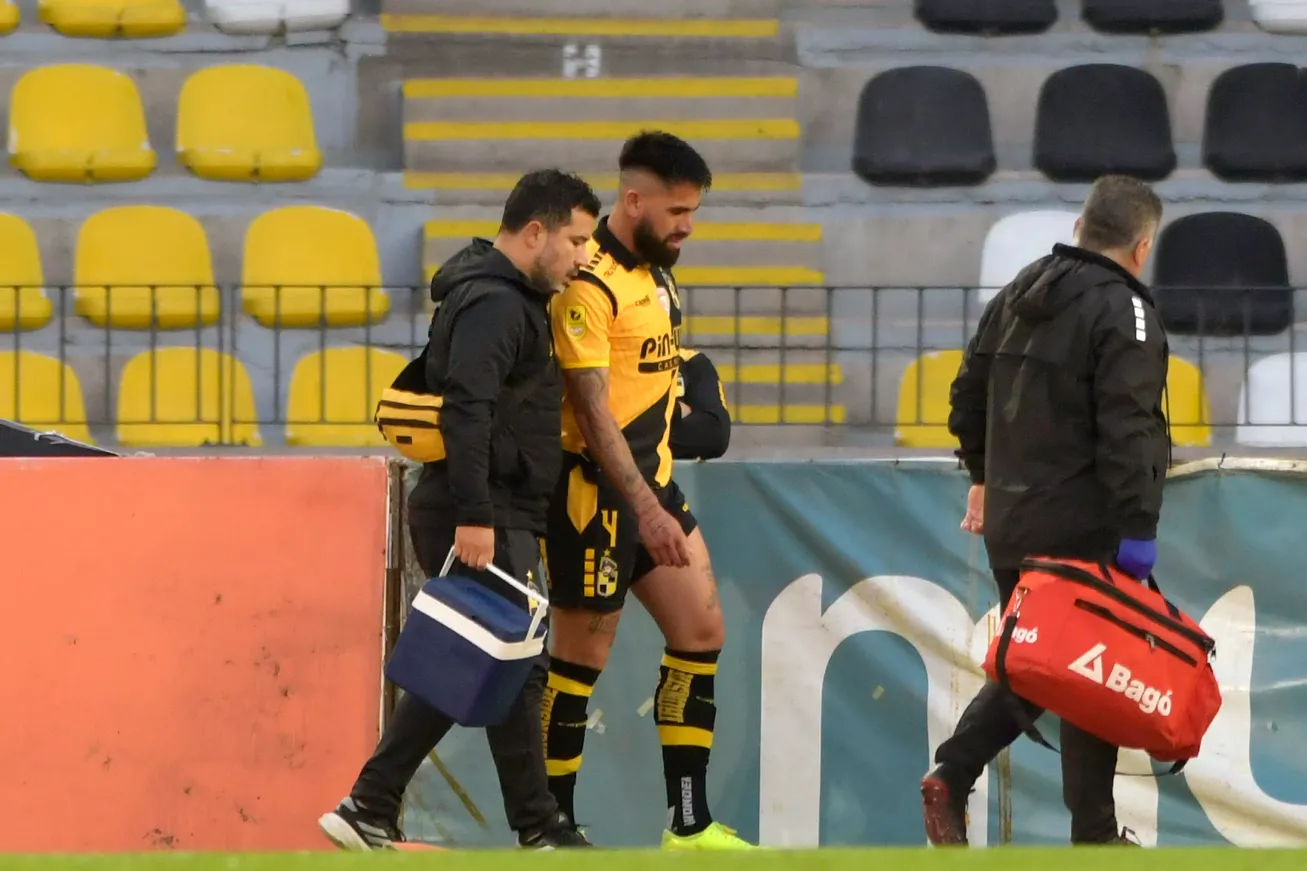 Elvis Hernández salió así tras sentir un pinchazo. (Alejandro Pizarro Ubilla/Photosport).
