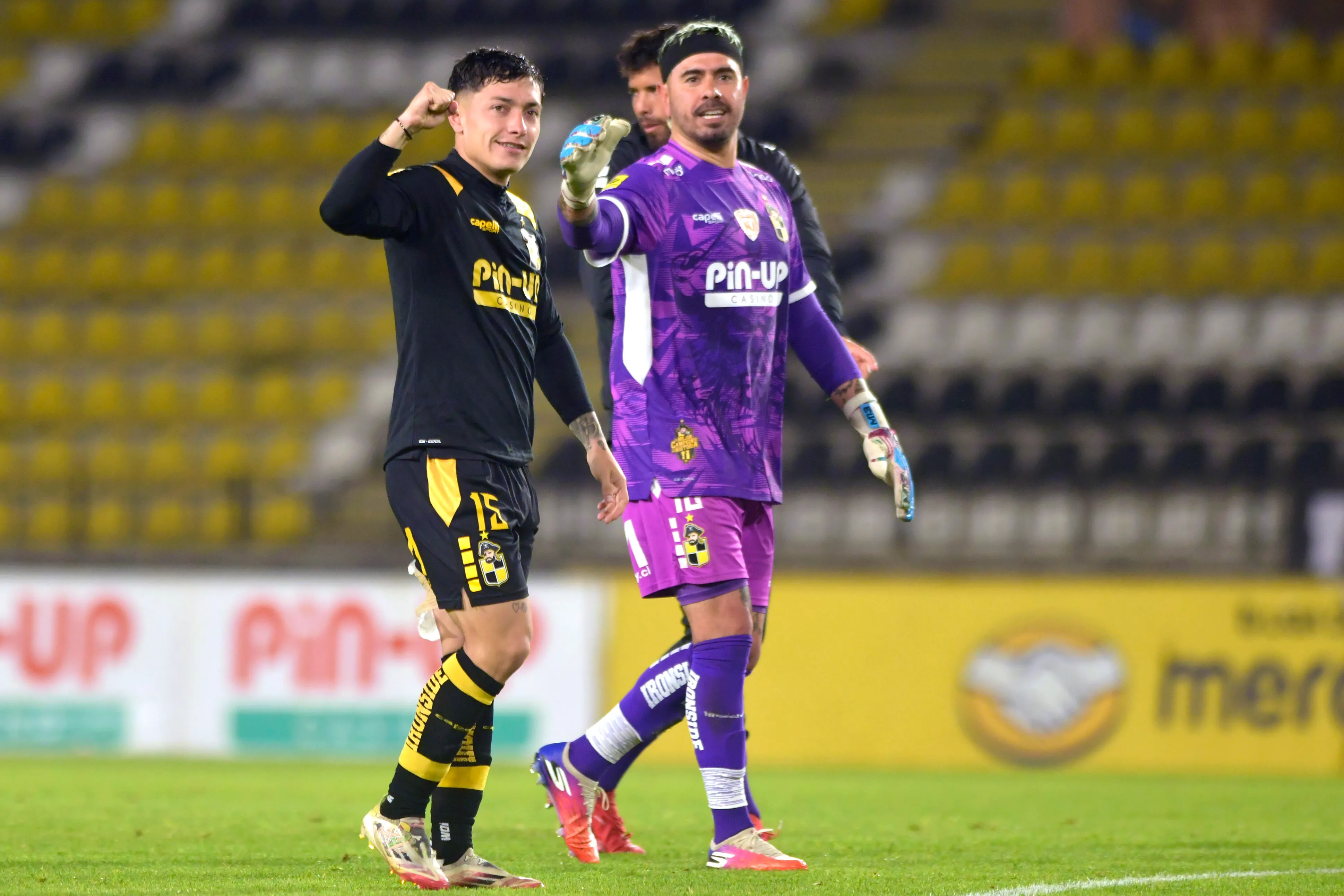 Cristián Zavala celebró junto al Mono Sánchez, más allá de la amarilla que le costó una suspensión. (Alejandro Pizarro Ubilla/Photosport).