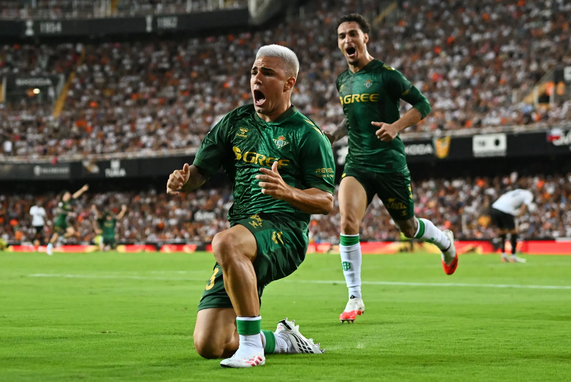 Pablo García celebra un gol que le anotó con el Betis al Valencia. (Francisco Macia/Getty Images).