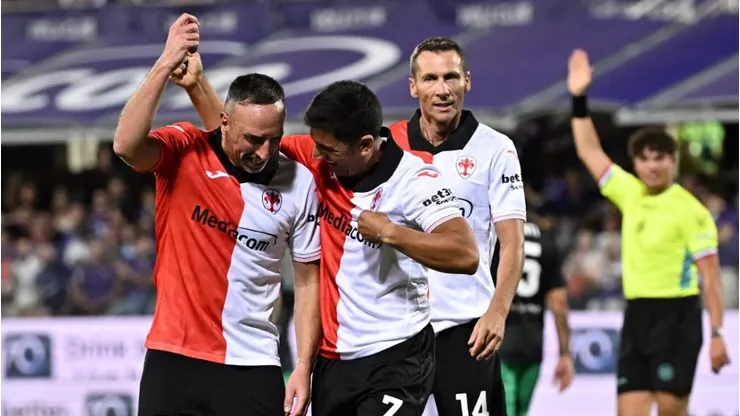 David Pizarro le enseñó unos pasos a Franck Ribéry.