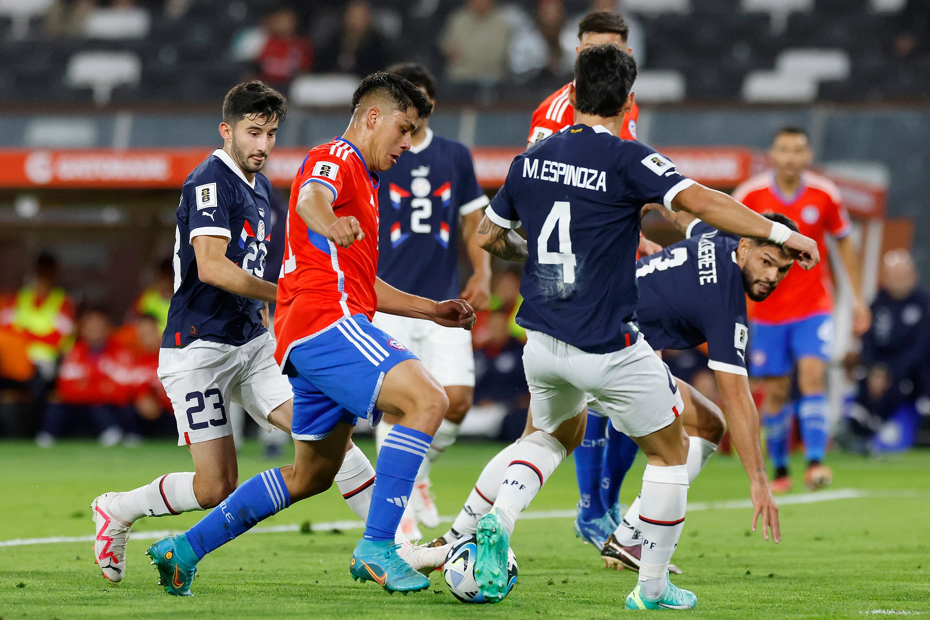 Damián Pizarro en acción vs Paraguay en las Eliminatorias 2026. (Pepe Alvujar/Photosport).