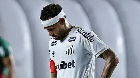 Neymar sigue sin ganar trofeos en esta vuelta al Santos.