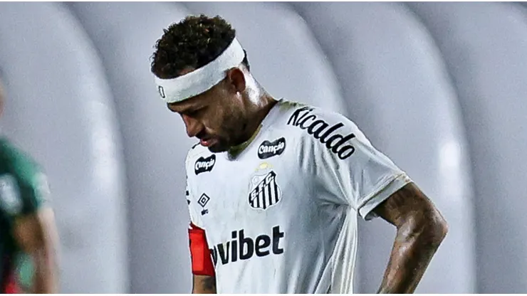 Neymar sigue sin ganar trofeos en esta vuelta al Santos.