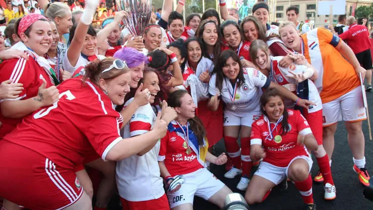 La selección chilena femenina de fútbol calle saca la cara por el país