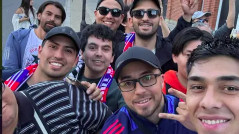 Darío Osorio se tomó una foto con los hinchas chilenos.