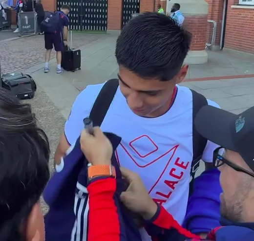 Con una camiseta de U de Chile fue recibido Darío Osorio.