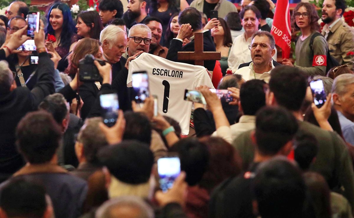 Aníbal Mosa rinde emotivo homenaje a Camilo Escalona en su velatorio con himno de Colo Colo