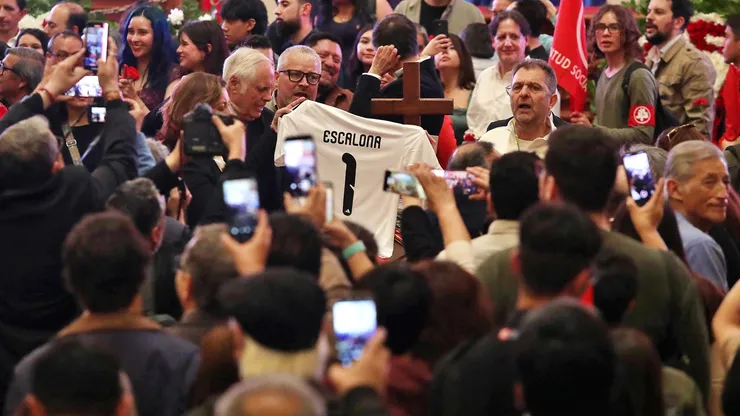 Aníbal Mosa representó a Colo Colo en el funeral del ex senador Camilo Escalona.